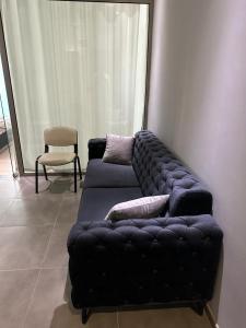 a living room with a couch and a chair at Soli centr apartman in Mezitli