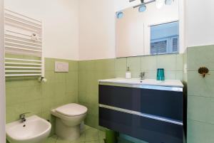 y baño con aseo y lavamanos. en Alloggio Turistico via dei Faggi - Room en Roma