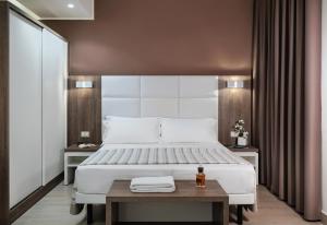 sypialnia z dużym łóżkiem i drewnianym stołem w obiekcie Vascellero Club Resort w mieście Cariati