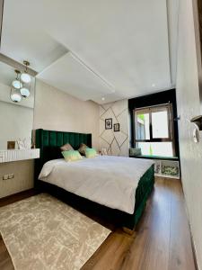 Cama o camas de una habitación en Appartement CosyRelax au Cœur du Parc - Vue sur mer - Mohammedia