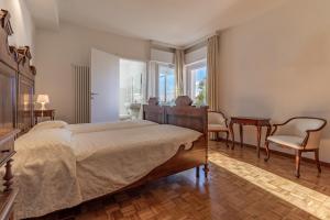 1 dormitorio con 1 cama grande, mesa y sillas en Oleaclub Locazione Turistica, en Asolo