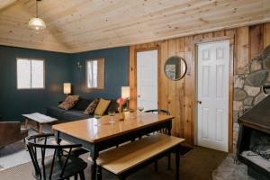 een woonkamer met een tafel en een bank bij 2406 - Oak Knoll #8 cabin in Big Bear Lake