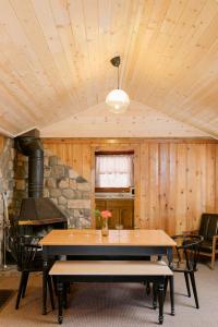 een eetkamer met een tafel en een open haard bij 2406 - Oak Knoll #8 cabin in Big Bear Lake