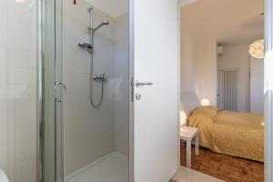 baño con ducha y 1 cama en una habitación en Oleaclub Locazione Turistica, en Asolo