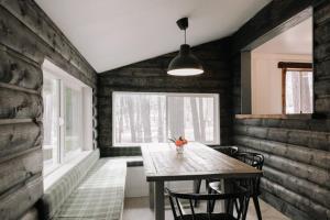 comedor con mesa, sillas y ventana en 2409 - Oak Knoll #11 cabin, en Big Bear Lake