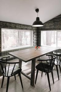 comedor con mesa de madera y sillas en 2409 - Oak Knoll #11 cabin, en Big Bear Lake