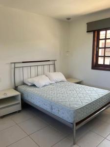 a bedroom with a bed in a room at Apartamento duplex em Praia do Forte - 2 suítes in Praia do Forte