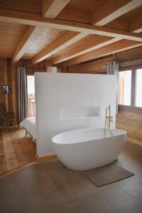 una gran bañera blanca en una habitación en Charmant demi-chalet à la montagne, en Notre-Dame-de-Bellecombe