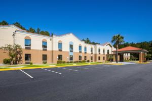 an empty parking lot in front of a large building at Clarion Pointe Hinesville near Fort Stewart in Hinesville