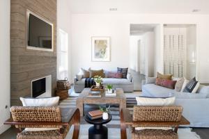 een woonkamer met witte meubels en een open haard bij Syrah by AvantStay Hilltop Haven in Sonoma Infinity Pool w Valley Views in Sonoma