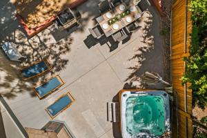 una vista aérea de un patio trasero con piscina en Alpenglow Chateau by AvantStay Ideal Big Bear Location w Pool Table Hot Tub, en Big Bear Lake