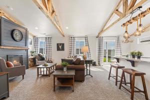 sala de estar con sofá y chimenea en Modern Cabin Vibes, Vaulted ceilings, Sleeps 8!, en Caldwell