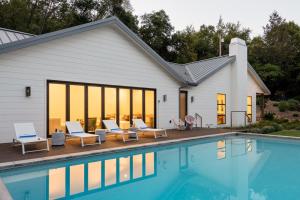 een huis met een zwembad naast een gebouw bij Syrah by AvantStay Hilltop Haven in Sonoma Infinity Pool w Valley Views in Sonoma