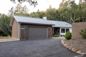 ein Haus mit einer Garage vor einer Einfahrt in der Unterkunft Syrah by AvantStay Hilltop Haven in Sonoma Infinity Pool w Valley Views in Sonoma