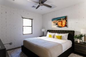 1 dormitorio con 1 cama y ventilador de techo en Luna Stellar by AvantStay Modern Artists Loft Buyout w 10 BRs Patio Billiards en Scottsdale