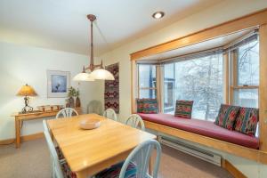 comedor con banco rojo y ventana en Smuggler B by AvantStay Excellent Condo Within Walking Distance Of Lift 7 en Telluride