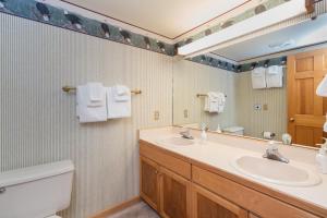 łazienka z 2 umywalkami, toaletą i lustrem w obiekcie Smuggler B by AvantStay Excellent Condo Within Walking Distance Of Lift 7 w mieście Telluride