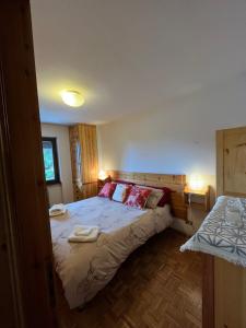 ein Schlafzimmer mit einem Bett mit zwei Handtüchern darauf in der Unterkunft Le bonbon di morgex vda morgex cir 27 in Morgex