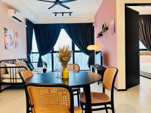 Katil atau katil-katil dalam bilik di New URBAN SUITES Seaview Family Homestay by Urban Staycation HENG LOD