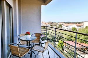 een balkon met een tafel en stoelen en uitzicht bij Apart Residence Rudan 1 in Rovinj