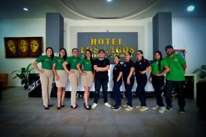 Un groupe de personnes portant des chemises vertes posant une photo dans l'établissement Hotel Los Lagos Centro Vacacional, à Monterrey