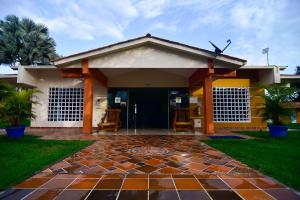 a small house with a patio and a driveway at Hotel Los Lagos Centro Vacacional in Monterrey