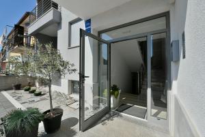 een open glazen deur van een huis met planten bij Apart Residence Rudan 1 in Rovinj