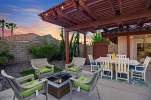 patio con tavolo, sedie e pergolato di Gobi by AvantStay Fire Pit Pool BBQ Permit5102 a Palm Springs