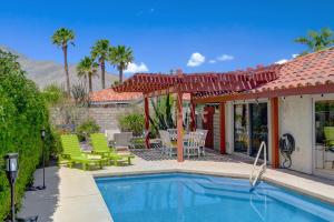 una casa con piscina e patio di Gobi by AvantStay Fire Pit Pool BBQ Permit5102 a Palm Springs