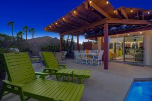 patio con sedie, tavolo e piscina di Gobi by AvantStay Fire Pit Pool BBQ Permit5102 a Palm Springs
