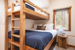 - une chambre avec des lits superposés dans une petite maison dans l'établissement Timberline by AvantStay Stunning Chalet Cabin w Hot Tub Pool Table Home Theater, à Tahoe Vista