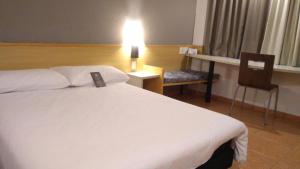 Postel nebo postele na pokoji v ubytování ibis Santos Gonzaga Praia