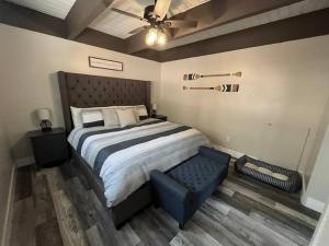 Un ou plusieurs lits dans un hébergement de l'établissement TaHOME Retreat Remodeled Family-Friendly Cabin