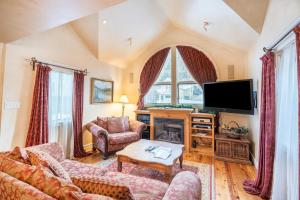 un soggiorno con divano e TV di Hruza Hideout by AvantStay Quiet Apartment in Tellurides Historic District Permit 16094 a Telluride