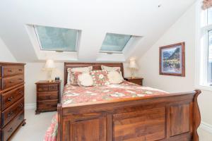 una camera con un letto e due finestre di Hruza Hideout by AvantStay Quiet Apartment in Tellurides Historic District Permit 16094 a Telluride