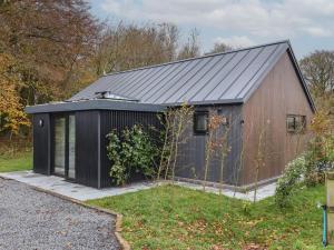 a black shed with a black roof at Blackcap in Huggate