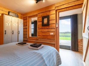 1 dormitorio con cama y ventana grande en De Hoeve II, en Hulsel