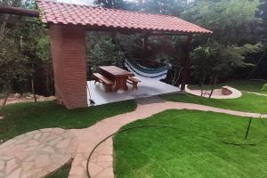 a gazebo with a picnic table in a yard at Nossa Casa em Lençóis - Bahia in Lençóis