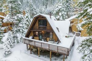 a cabin in the woods in the snow at Tahoe Bliss by AvantStay Mins from SlopesShore in Olympic Valley