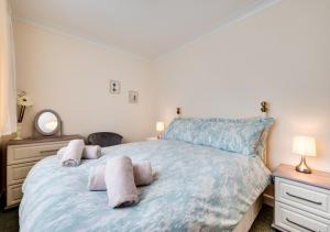 1 dormitorio con 1 cama con toallas en Primley Park en Paignton