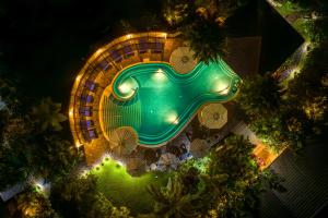 ビハグアにあるHideaway Rio Celeste Hotelの夜のスイミングプールのオーバーヘッドビュー