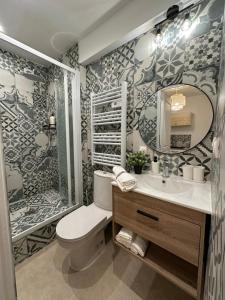 La salle de bains est pourvue de toilettes, d'un lavabo et d'un miroir. dans l'établissement Maison near Disneyland , Paris, à Champs-sur-Marne