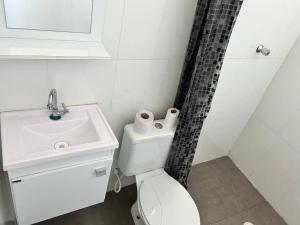 łazienka z umywalką, toaletą i zasłoną prysznicową w obiekcie Studio proximo Expo Center Norte bairro Vila Guilherme São Paulo w São Paulo