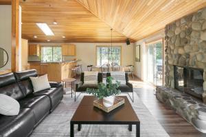 ein Wohnzimmer mit einem Ledersofa und einem Kamin in der Unterkunft Tanner by AvantStay Modern Cascades Escape in Brothers