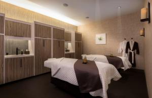 Ein Bett oder Betten in einem Zimmer der Unterkunft The LINQ Hotel and Casino