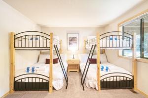 2 Etagenbetten in einem Zimmer mit Fenster in der Unterkunft Tanner by AvantStay Modern Cascades Escape in Brothers