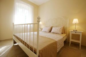 een slaapkamer met een wit bed en een raam bij Apartment Amelie in Zadar