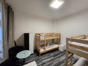 een kamer met 2 stapelbedden en een tafel bij Small apartment for groups in city centre in Praag