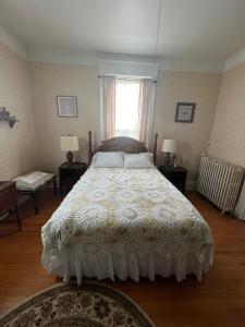 Llit o llits en una habitació de Century Elms Bed and Breakfast