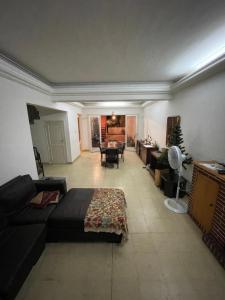 sala de estar amplia con sofá y mesa en Silvia en Mendoza